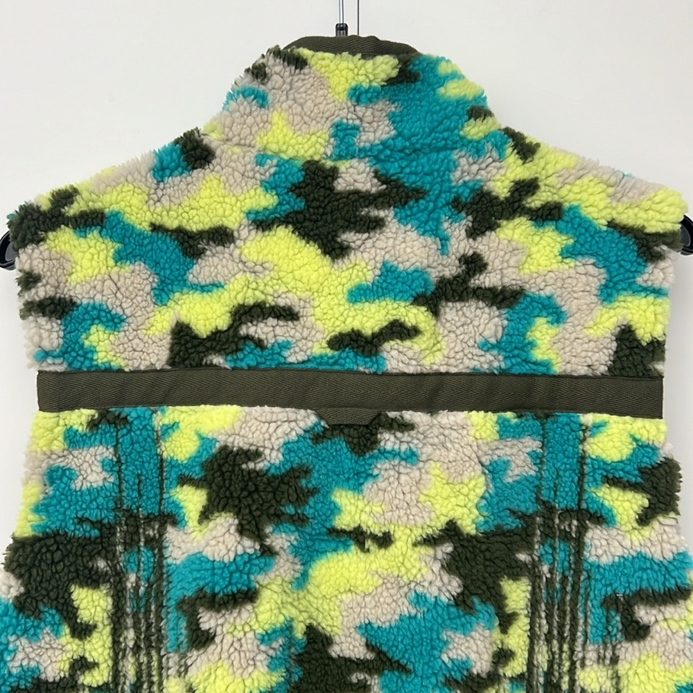 PILCRO ANTHROPOLOGIE | Sherpa Teddy Vest Lime green & Abstract Forest Camo Print - Picture 7 of 9